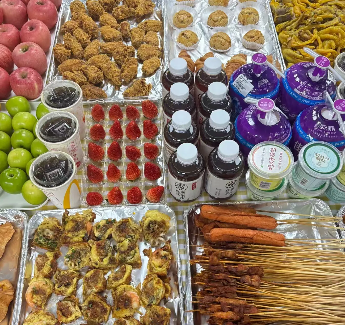 तला हुआ चिकन, ताज़ा फल, और 30 मिनट की शुद्ध हँसी
